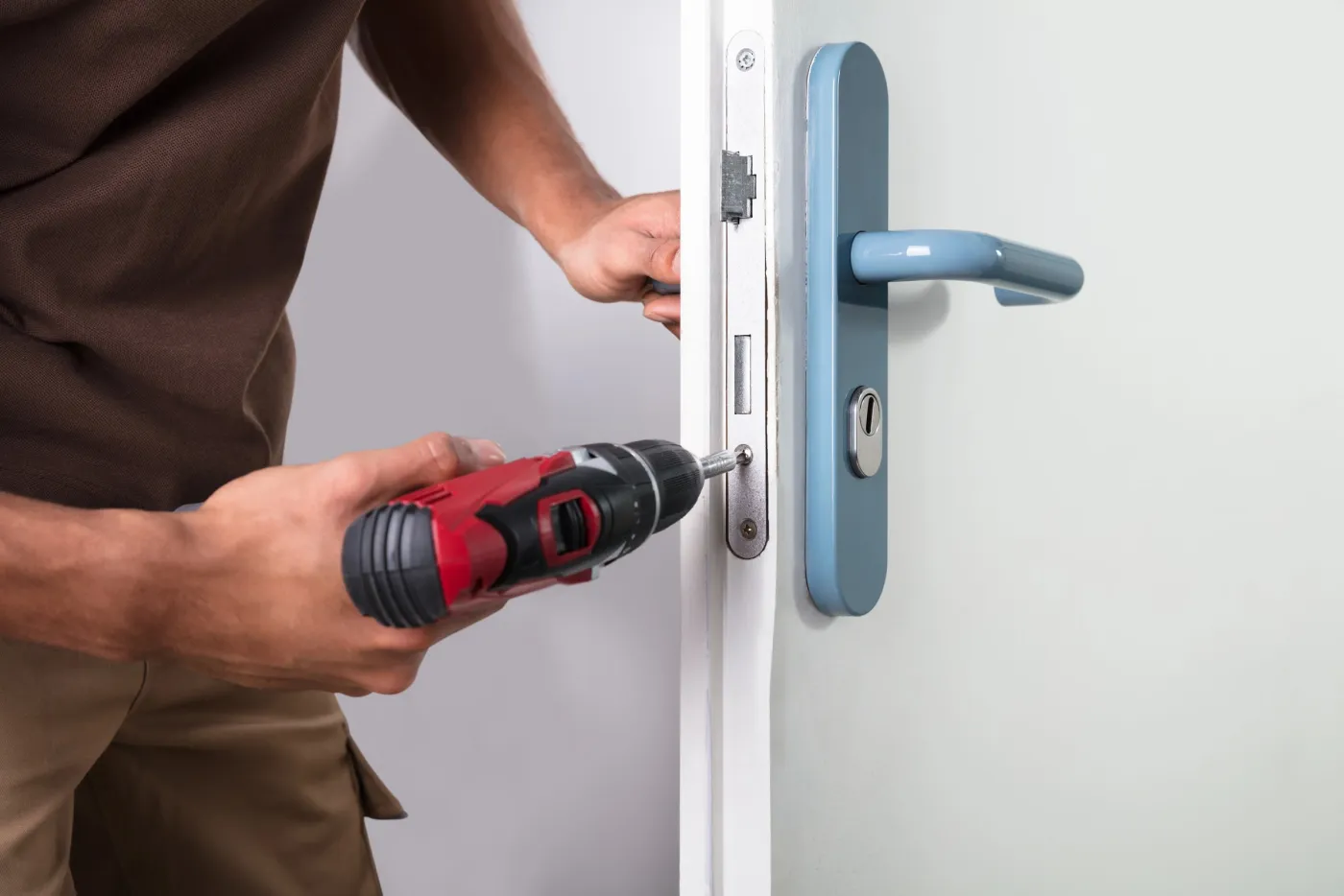 Pose d'un cylindre et essai des clés sur une porte de maison à Garches