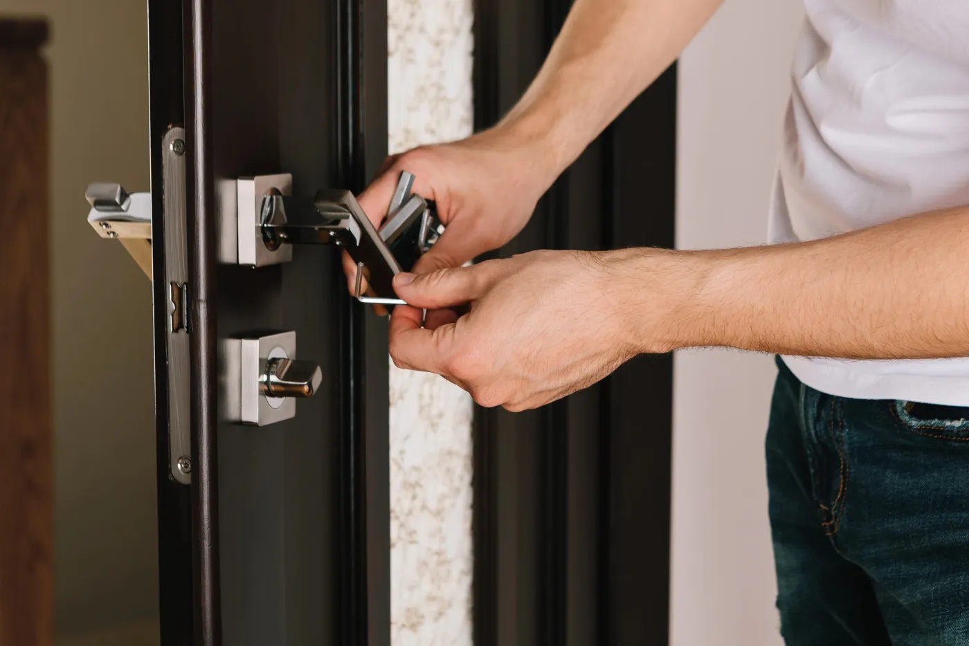 Remplacement d'un barillet de serrure sur une porte d'entrée à Garches (92380)
